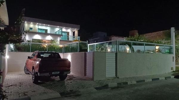 På bilden syns objektet CASA BAHIA - BARRA DO JACUIPE GUARAJUBA som ligger i staden Massarandupio.