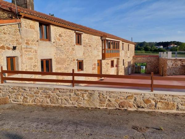 Na fotografii je vidět objekt VibesMuxía - Casa Rural Escola nacházející se ve městě Quintáns.