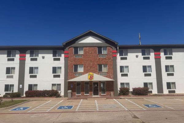 Super 8 by Wyndham College Station photo 1