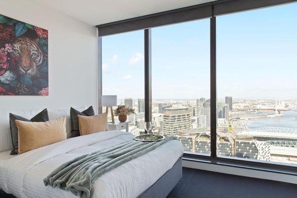 A Modern 2BR Apt with Harbour Views FREE Parking, Melbourne