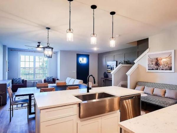 Loop, New Luxurious Large 3BR House, Sleeps 9 with Free Parking photo 4