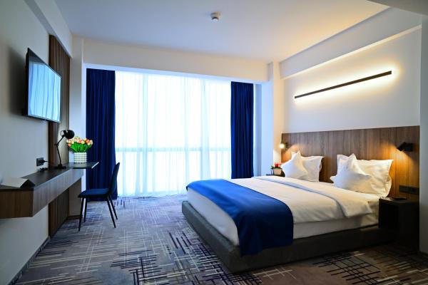 写真にはブカレスト市にあるHotel Sir Royalが写っています。