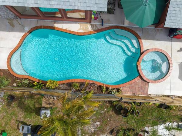 Dog Friendly Tropical Villa, Heated Salt Pool - Sarasota, FL