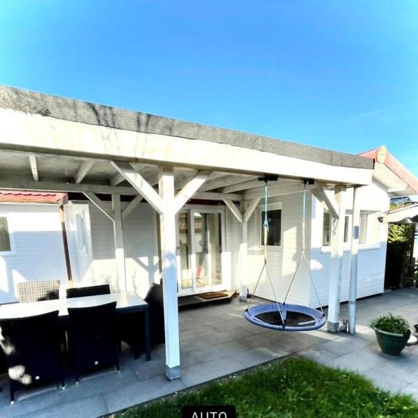 Nella foto è visibile l'oggetto Nettes Ferienhaus in Wervershoof mit Schönem Garten situato nella città di Wervershoof.