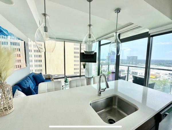 Na fotografii je vidět objekt Luxury Boutique Condo In North Atlanta nacházející se ve městě Atlanta.