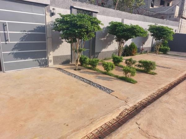 Na zdjęciu widoczny jest obiekt Château angele w&b położony w mieście Lomé.