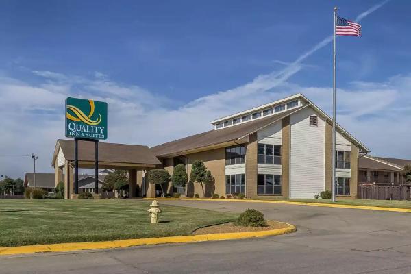 Na zdjęciu widoczny jest obiekt Quality Inn and Suites położony w mieście Stuttgart.