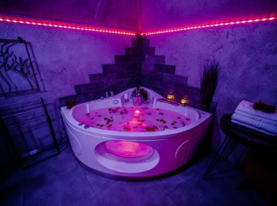 A la foto es mostra l'objecte Apartament NEON Z JACUZZI -Klima -RYNEK CENTRUM &Parking situat a la ciutat de Kielce.