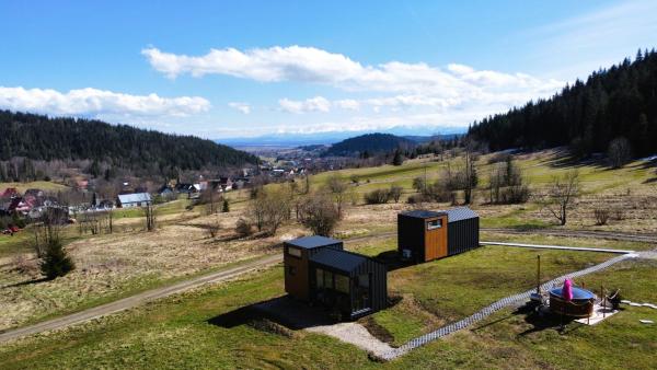På billedet ses objektet Domek w górach Tiny House Forest Jacuzzi/widoki beliggende i byen Roztoki.