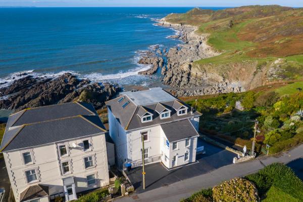 Na zdjęciu widoczny jest obiekt Lundy House Hotel położony w mieście Woolacombe.