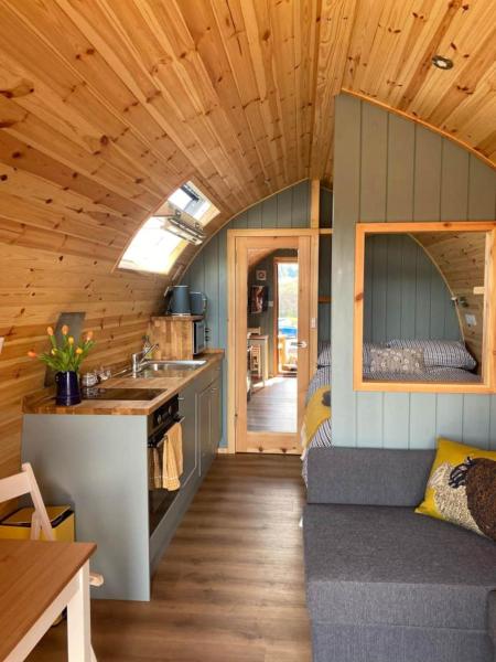 A la foto es mostra l'objecte Migdale Pods Luxury Glamping situat a la ciutat de Culrain.
