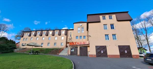 Na zdjęciu widoczny jest obiekt Hasičský hotel Přibyslav położony w mieście Nové Dvory.