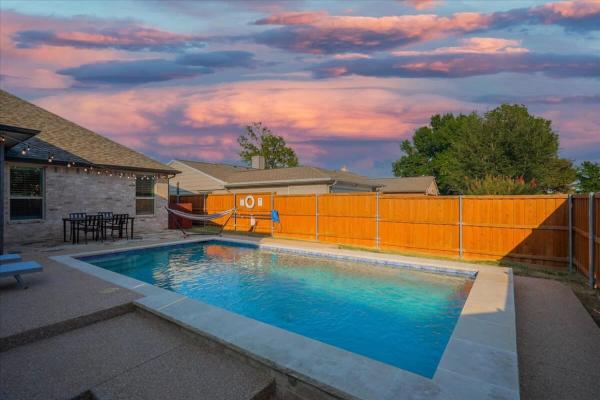 På billedet ses objektet Trendy and Modern home w a Private Pool beliggende i byen Rowlett.