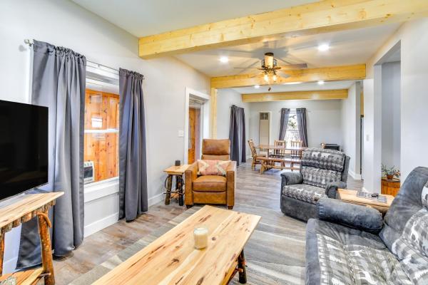 A la foto es mostra l'objecte All-Season Seney Home with Private Yard and Fire Pit! situat a la ciutat de Curtis.