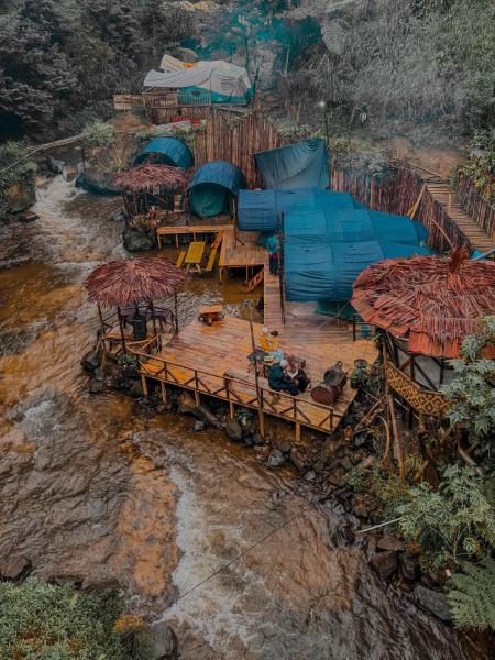 A la foto es mostra l'objecte Camping hutan pinus singkur rahong situat a la ciutat de Riunggunung.