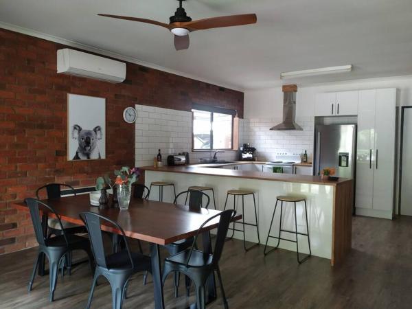 The photo shows the Close to Town and Very Private located in the city of Ovens.