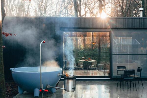 Na fotografii je vidět objekt Huswell - Cozy Forest Cabinet with Private Hot Tub nacházející se ve městě Sint-Pauwels.