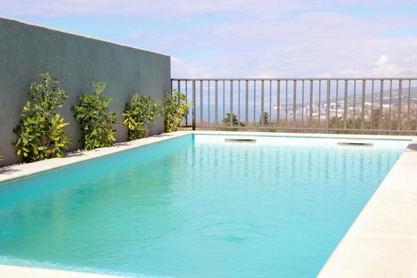写真にはシュムリカ市にあるVILLA MARIS SMRIKA -heated poolが写っています。