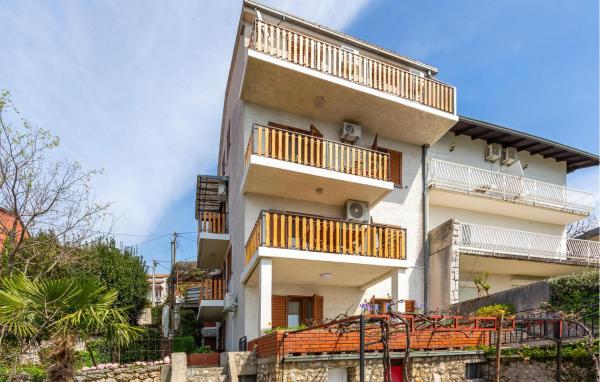 Gorgeous Apartment In Dramalj With House Sea View - Jadranovo
