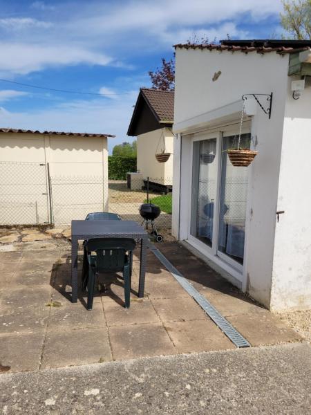 Na foto é possível ver o objeto studio au bord du canal localizado na cidade de Charrey-sur-Saône.