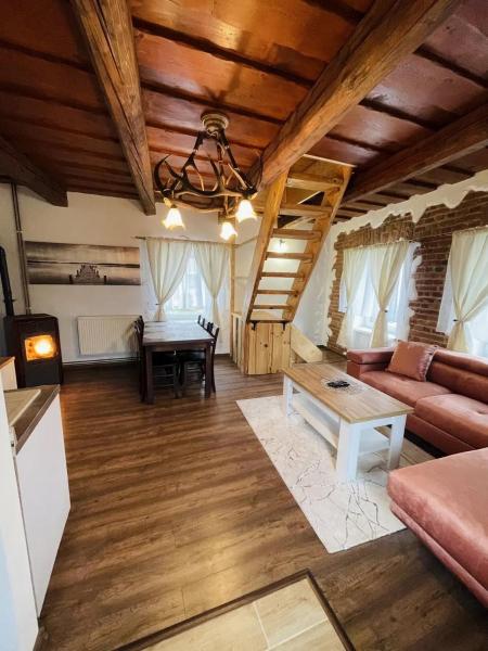 På bilden syns objektet Apartmán Trícia-Ebiky-Jedlo a Pit-Centrum som ligger i staden Heľpa.