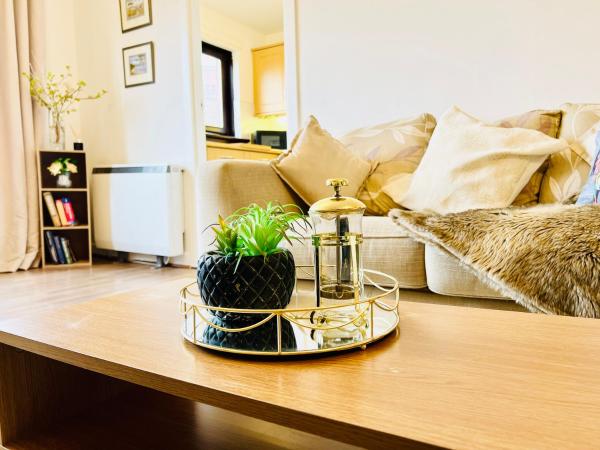 The photo shows the Beautiful & Spacious 2-Bed Flat in City Centre with Free Parking located in the city of Provanmill.