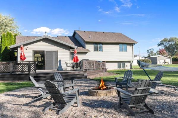 Na zdjęciu widoczny jest obiekt Lilly Lakeside- Large Tri Level home położony w mieście Van Dyne.