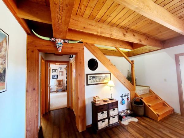 A la foto es mostra l'objecte Blacktail Cabin Hideaway with hot tub situat a la ciutat de Rollins.