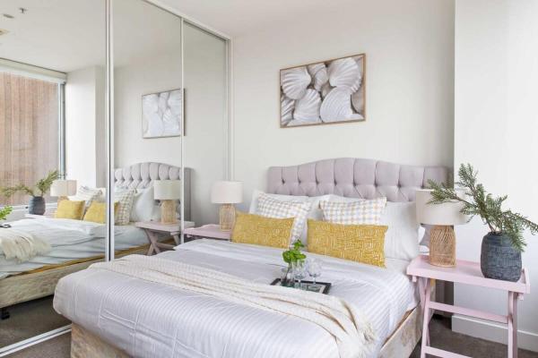 A la foto es mostra l'objecte A Cozy 2BR Apt on Collins Near Flinders Station situat a la ciutat de Melbourne.