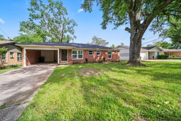 A la foto es mostra l'objecte Midtown Modern Cottage situat a la ciutat de Tyler.