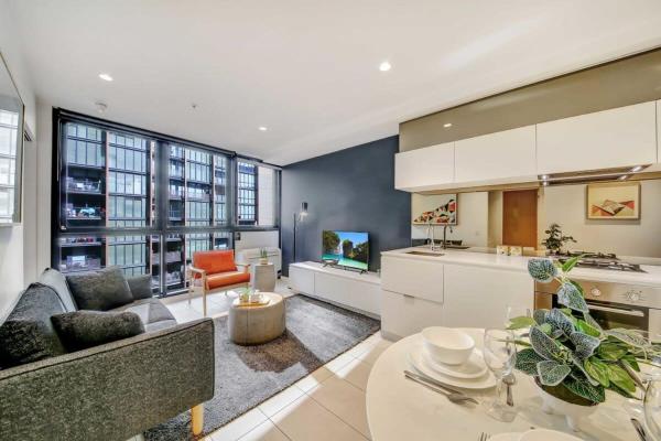 A la foto es mostra l'objecte A Comfy 2BR Apt Near Crown & Southern Cross situat a la ciutat de Melbourne.