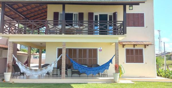 På bildet vises objektet Férias e alegrias em casa pé na areia! som ligger i byen Penha.