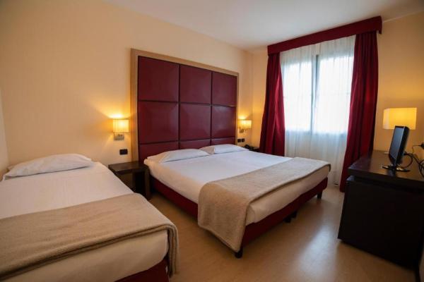 写真にはCadè市にあるALBA HOTELが写っています。
