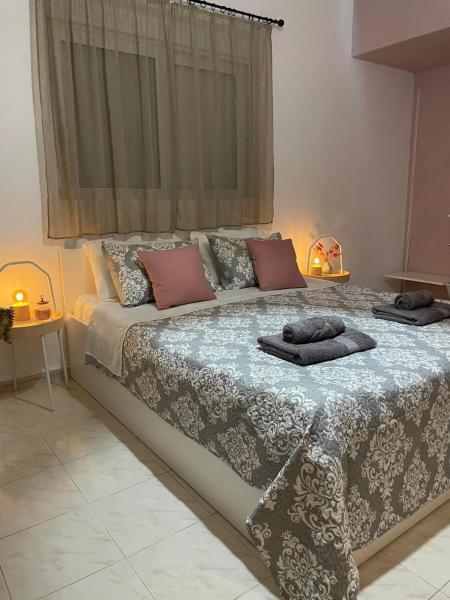 A la foto es mostra l'objecte Villa Flora situat a la ciutat de Afantou.