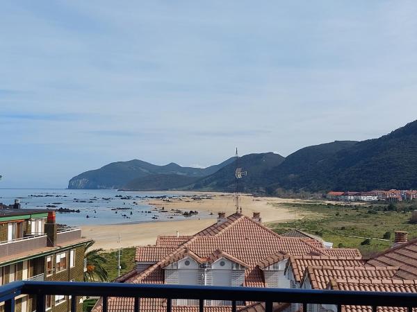 Na fotografii je vidět objekt Playa Centro Piscina nacházející se ve městě Noja.