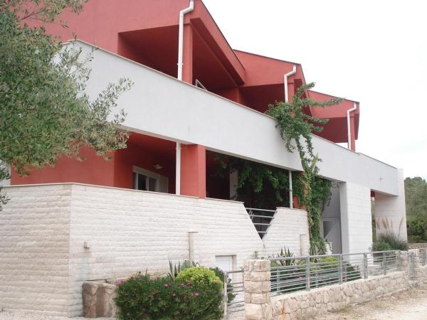 A la foto es mostra l'objecte Apartments by the sea Cove Mala Lamjana, Ugljan - 22928 situat a la ciutat de Kali.