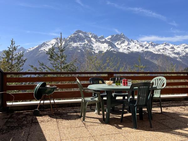 A la foto es mostra l'objecte Stunning view and spacious terrace 200m from gondola situat a la ciutat de Oz.