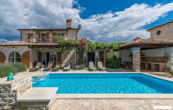 The photo shows the Bella Vista located in the city of Barat.
