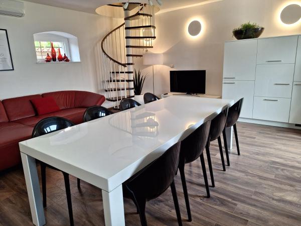 A la foto es mostra l'objecte Casa dell` armonia situat a la ciutat de Poreč.