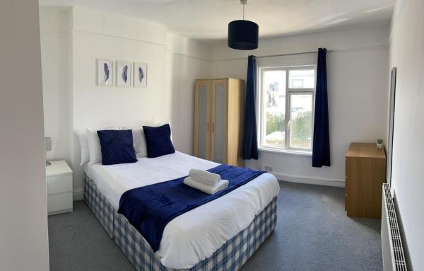 The Anglesea - 8 Bedroom with Parking photo 2