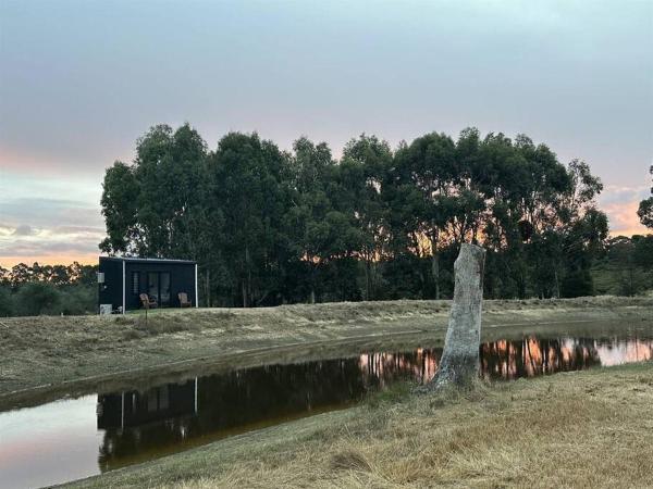 På billedet ses objektet Waterfront Tiny Home in FarmStay beliggende i byen Meredith.