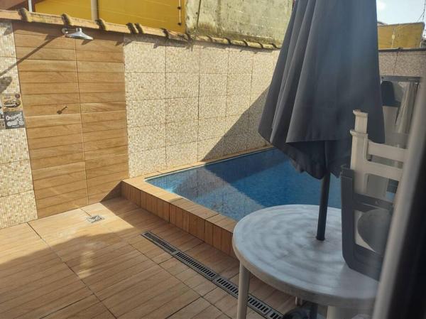 写真にはCamburiú市にあるCasa cond fechado com Piscina diária grátisが写っています。