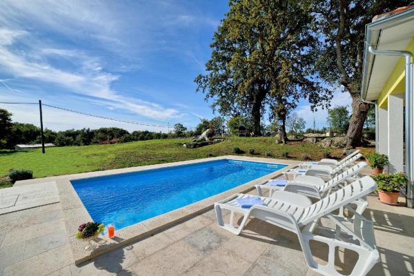 På billedet ses objektet Ferienhaus mit Privatpool für 6 Personen ca 100 qm in Divšići, Istrien Südküste von Istrien beliggende i byen Marčana.