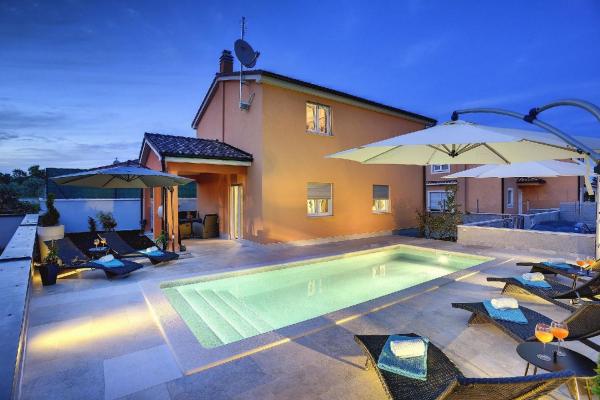 Na zdjęciu widoczny jest obiekt Ferienhaus mit Privatpool für 6 Personen ca 150 m in Jadreski, Istrien Pula und Umgebung położony w mieście Jadreški.