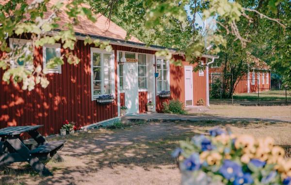Na zdjęciu widoczny jest obiekt Hasselö Hostel położony w mieście Hasselö.