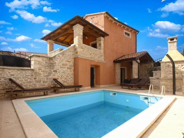 Na zdjęciu widoczny jest obiekt Ferienhaus mit Privatpool für 4 Personen ca 65 qm in Milotski Breg, Istrien Binnenland von Istrien położony w mieście Milotski Breg.