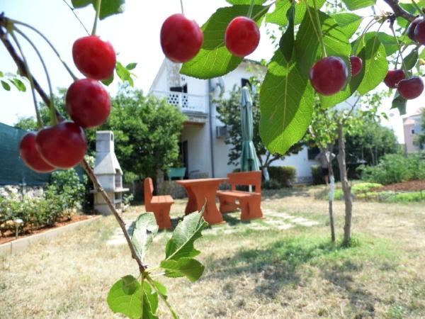 A la foto es mostra l'objecte schöne Wohnung im Erdgeschoss, geeignet für Kinder Es hat schöne Terrasse und großen geräumigen Garten mit Grill situat a la ciutat de Malinska.