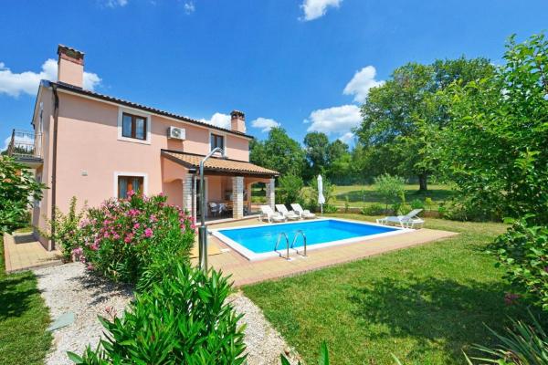 Na fotografii je vidět objekt Ferienhaus mit Privatpool für 6 Personen ca 115 qm in Radetici, Istrien Binnenland von Istrien nacházející se ve městě Mofardini.