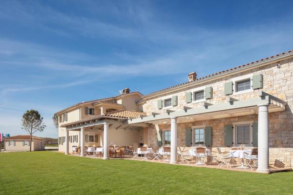 På billedet ses objektet Saints Hills Cantina beliggende i byen Višnjan.