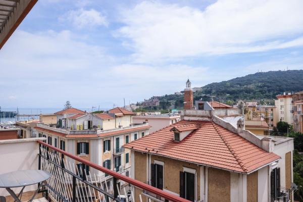 A la foto es mostra l'objecte Attico vista mare situat a la ciutat de Sèrapo.